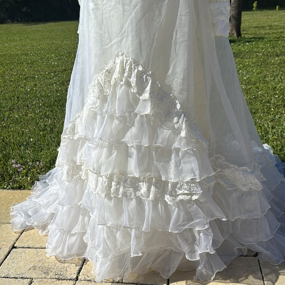Vintage 1970s wedding gown. Size small. - Picture 6 of 8